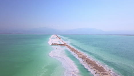 tierra a lo largo del agua