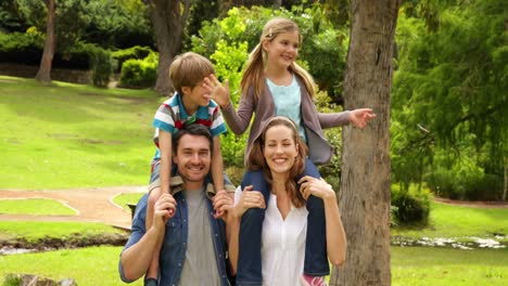 Glückliche-Familie,-Die-Zusammen-Im-Park-Spielt