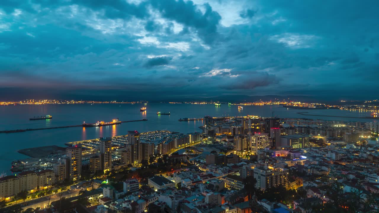 지브롤터의 상징적인 도시 풍경, 배경에 항구, 야간 조명, 타임 스