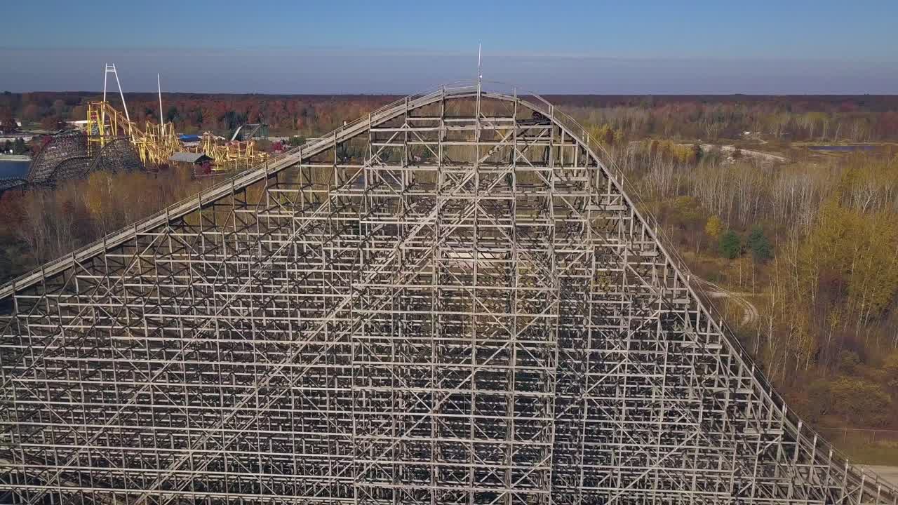 expulsión aérea de una montaña rusa en un parque de diversiones cerrado, michigan