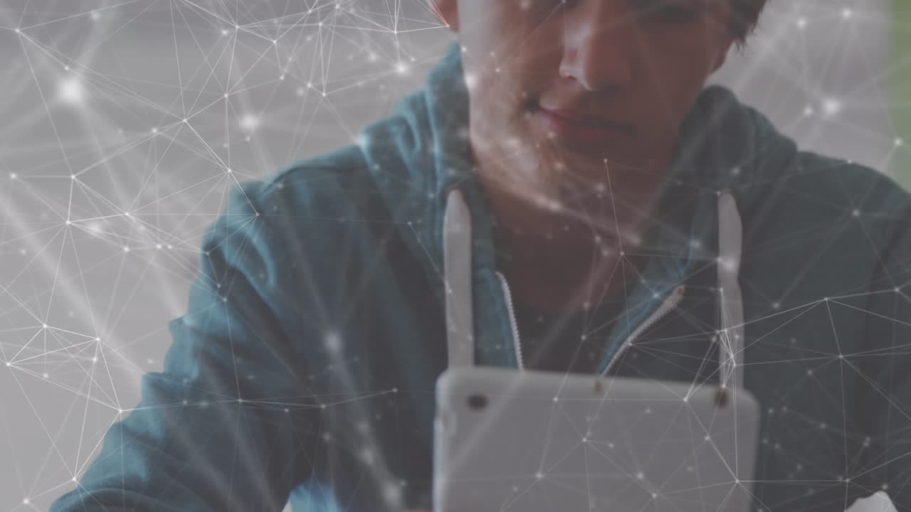 animación de la red de conexiones sobre un niño caucásico que usa una tableta digital en la escuela