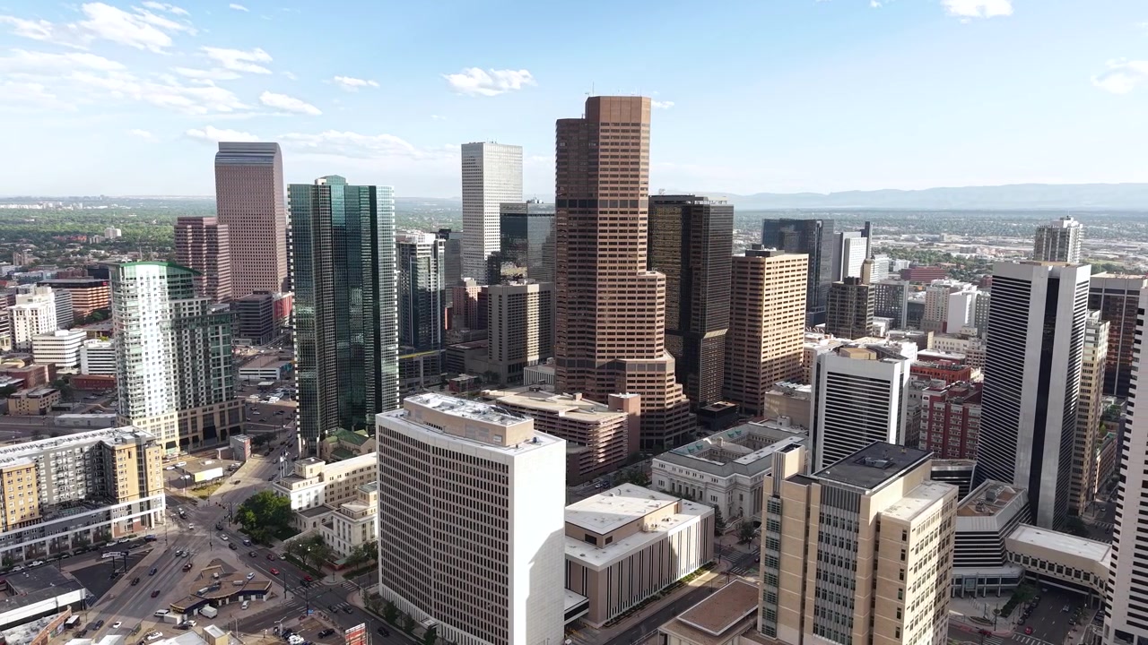 Ripresa con drone del centro di Denver, Colorado, USA, Torri del Distretto Finanziario e Grattacieli.