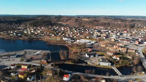 Pintoresca-Provincia-Tradicional-En-Bengtsfors,-Dalsland,-Suecia---Toma-Aérea