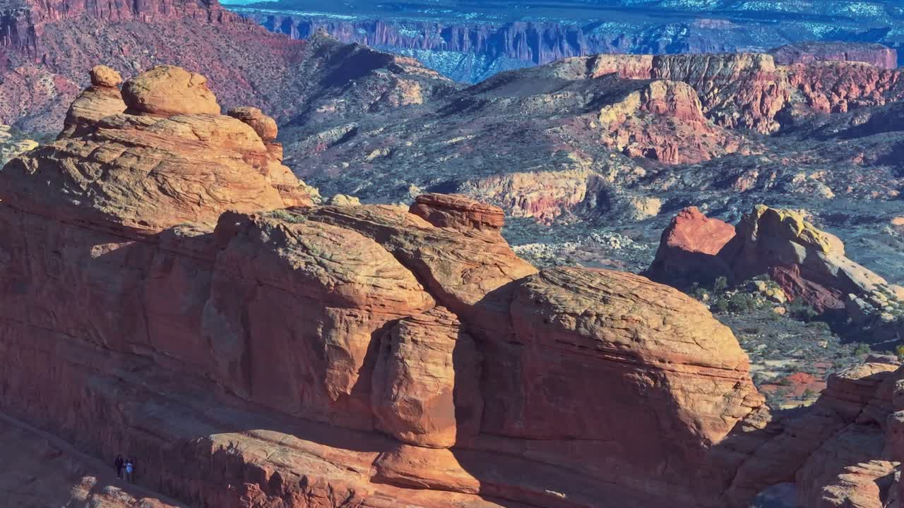Vista aerea di incredibili rocce rosse di arenaria e persone che esplorano il Parco Nazionale degli Arches nello Utah, Stati Uniti.