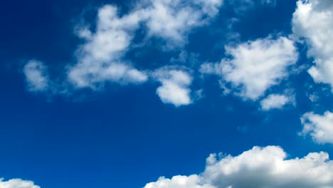 las nubes se mueven en el cielo azul.