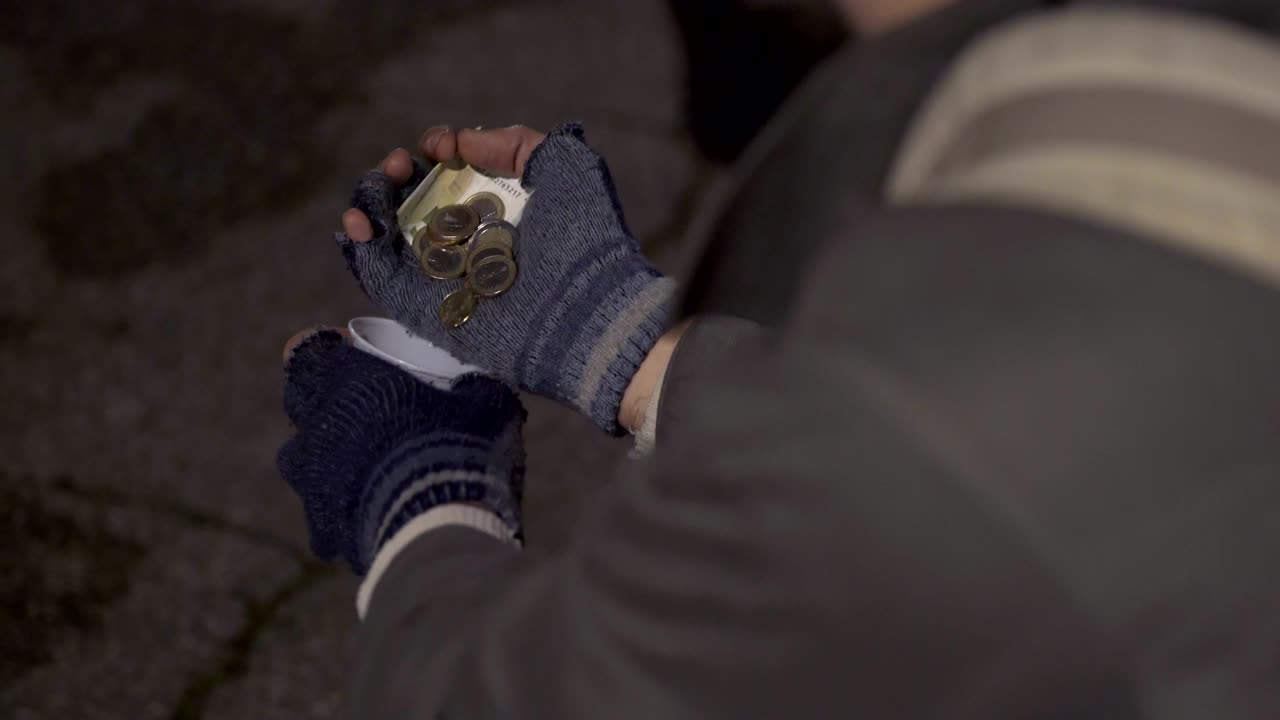 limosna diaria - manos sin hogar contando dinero