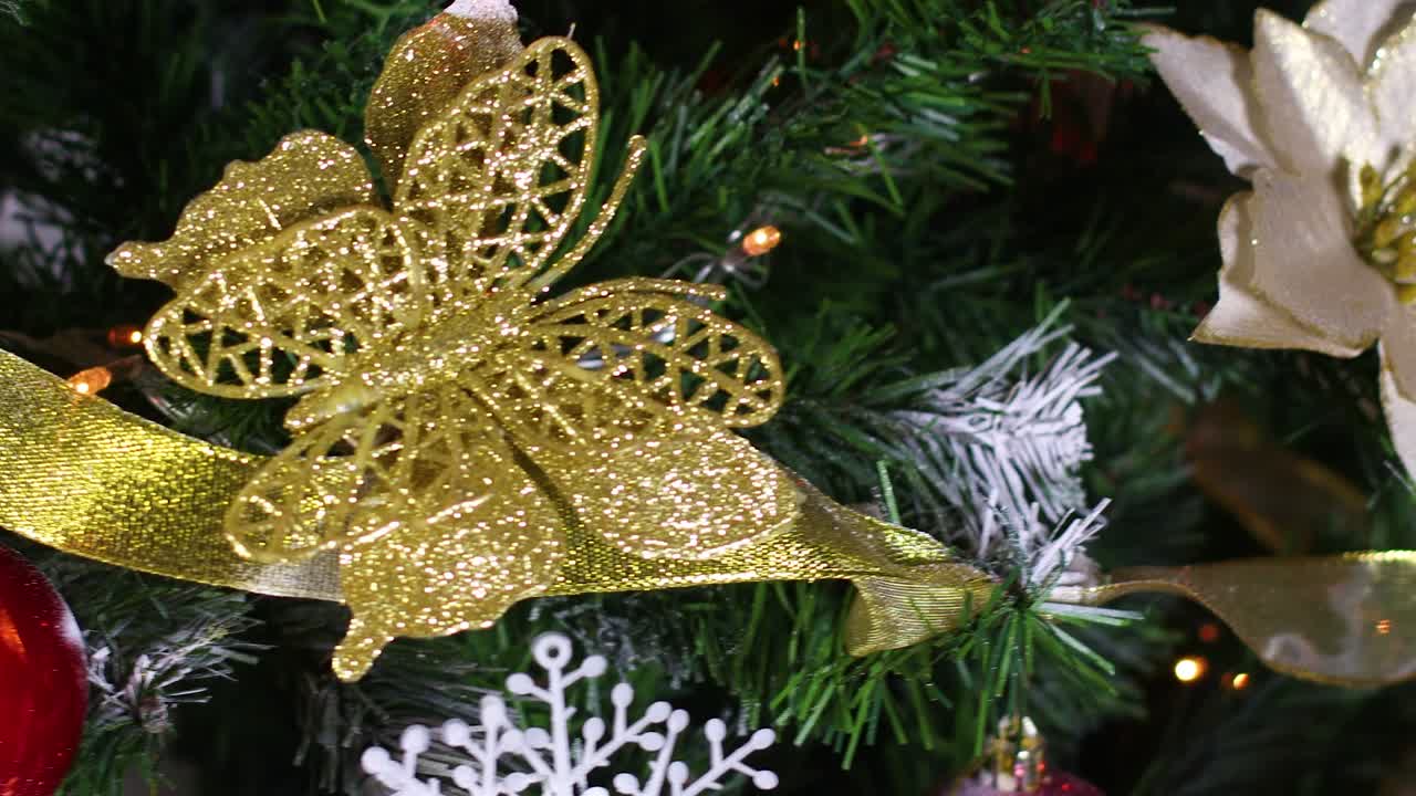 covid-19 tiempo de navidad, máscara facial prevención de covid-10 en el árbol de navidad