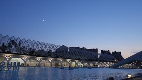 Noche-De-Verano-En-La-Ciudad-De-Las-Artes-Y-Las-Ciencias,-Paddleboarding-En-Valencia,-España