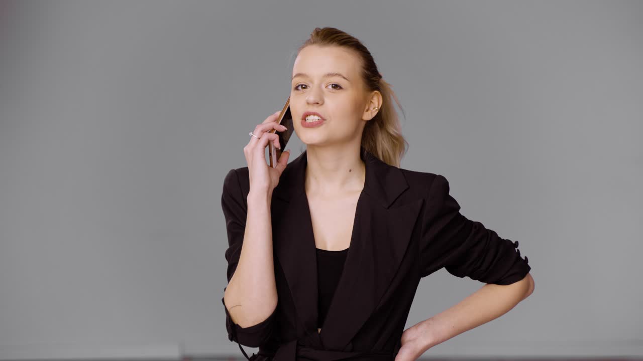 전화 통화하는 여자