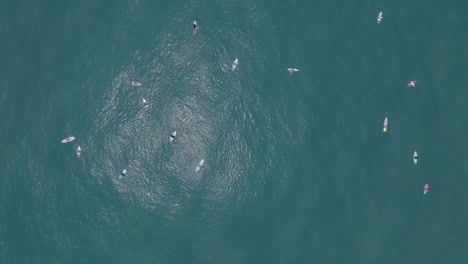 Luftaufnahme-Von-Oben-Nach-Unten-Mit-Drohnenansicht-Der-Surfer-El-Sunzal-El-Salvador