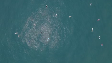 vista aérea de arriba hacia abajo de drones de surfistas el sunzal el salvador