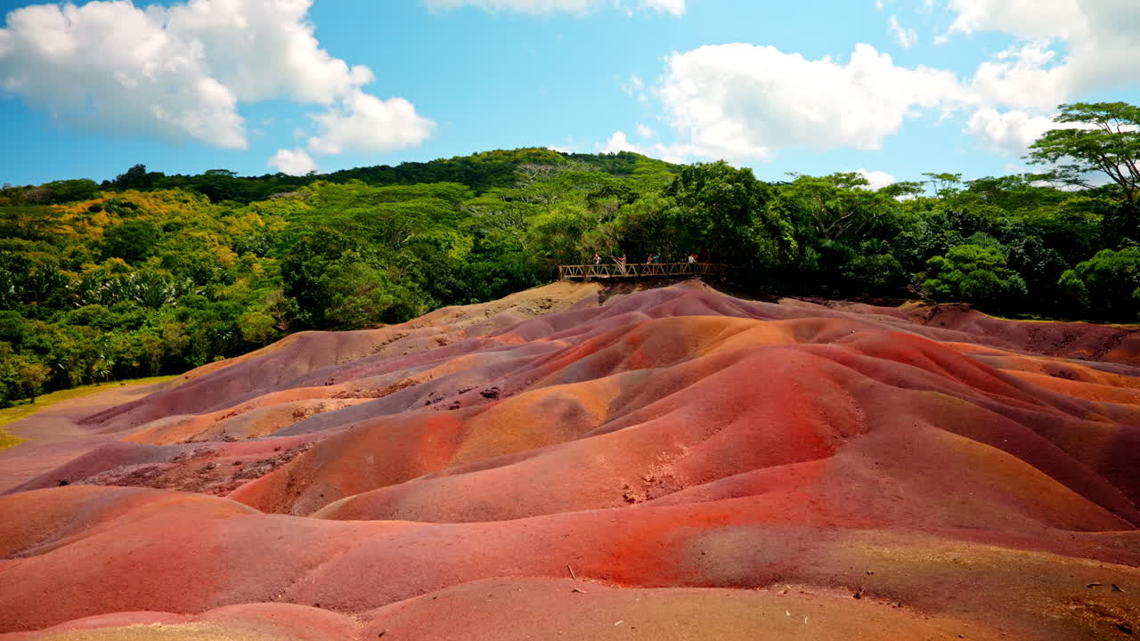 모리셔스 섬에 있는 샤마 국립공원 (chamarel national park) 의 7색 지구의 파노라마 사진.