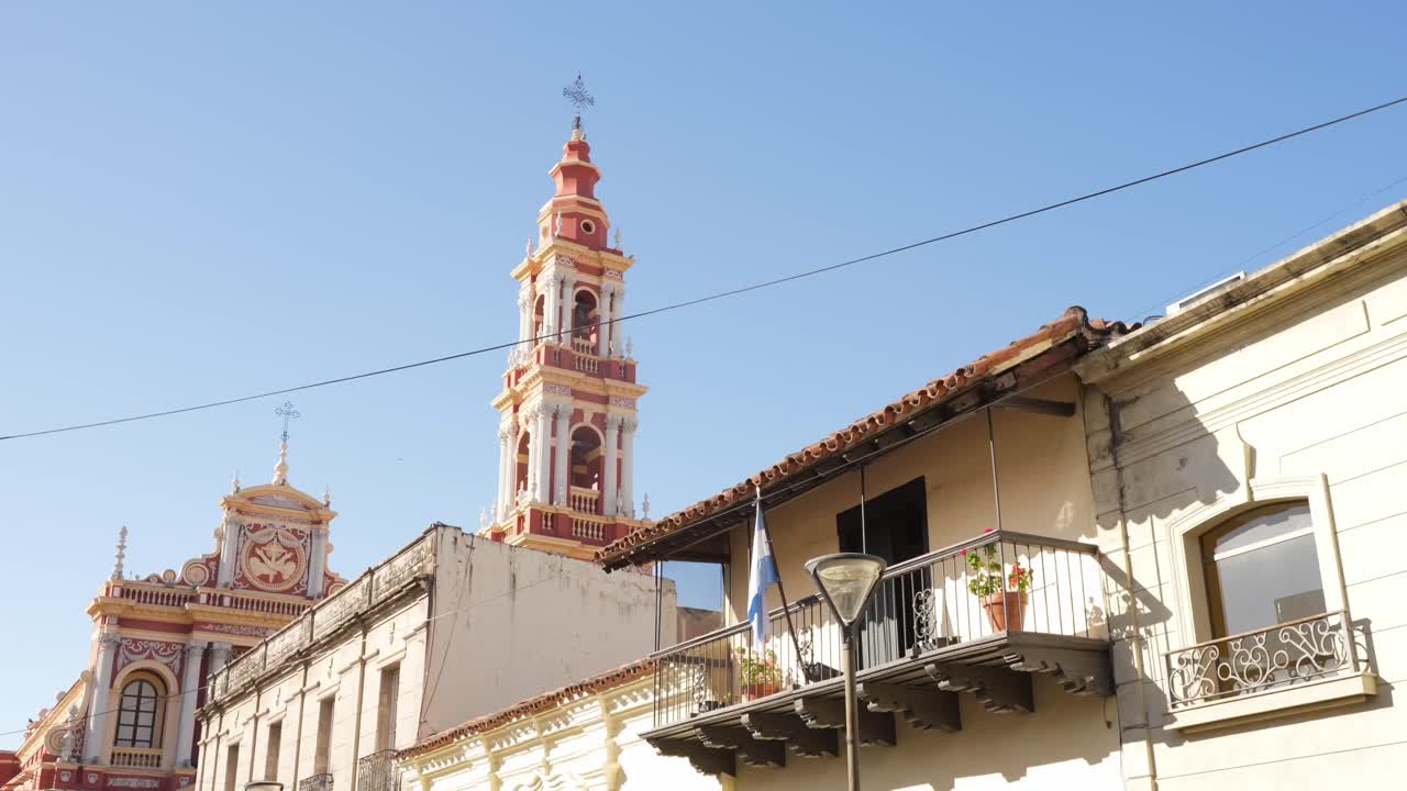iglesia de san francisco y su torre desde la calle caseros