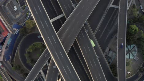 toma cenital de drones de un cruce de autopista sin tráfico