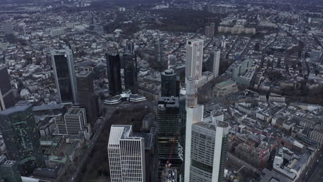 Tomas-Panorámicas-Del-Distrito-Financiero-Y-De-Negocios-En-Una-Gran-Ciudad.-Rascacielos-Altos-Y-Modernos-Del-Centro-Desde-La-Altura.-Fráncfort-Del-Meno,-Alemania