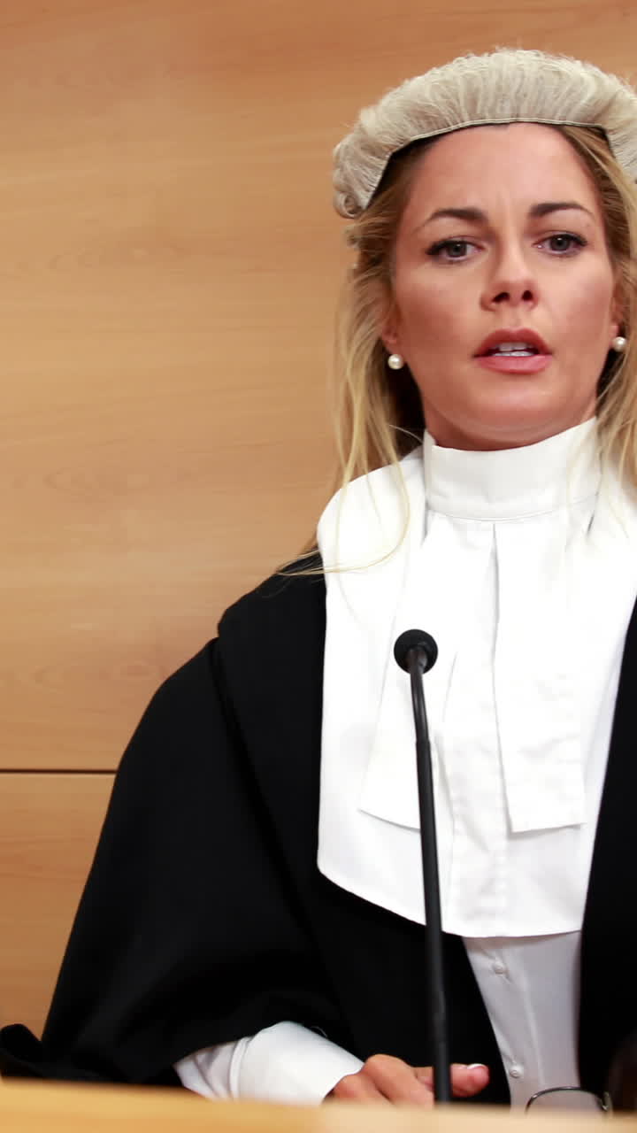 juez hablando mientras golpea el martillo en el bloque de sonido