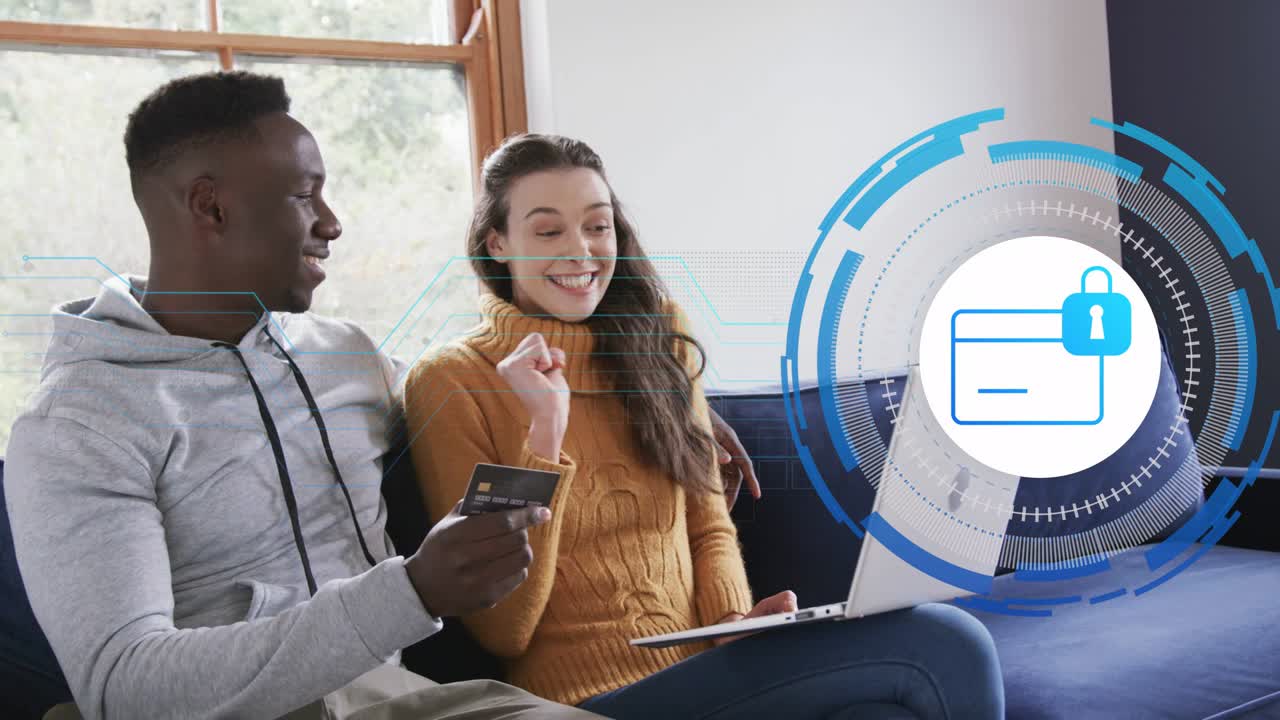 Uomo che tiene una carta mentre una donna inserisce dati sul laptop, avviando una grafica di sicurezza blu per il pagamento.