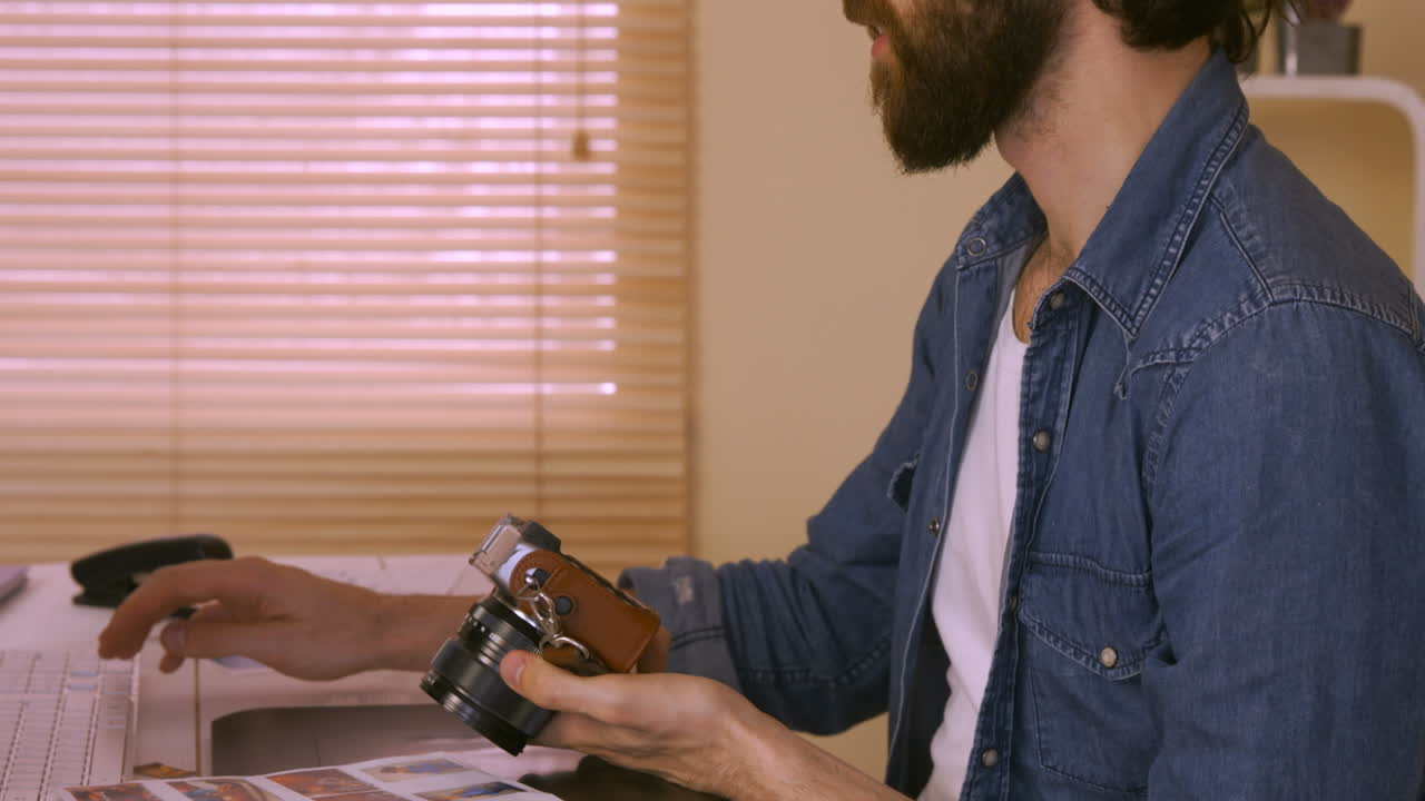 editor de fotos a trabalhar na sua secretária.