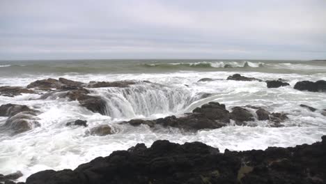 El-Magnífico-Pozo-De-Thors-Durante-Un-Mar-Embravecido-Y-Tormentoso-Durante-La-Marea-Alta-En-La-Costa-De-Oregon