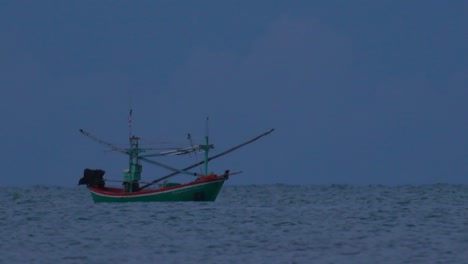 Los-Barcos-De-Pesca-En-Tailandia-Esperan-En-Medio-Del-Océano-A-Que-Oscurezca-Para-Poder-Encender-Sus-Luces-Verdes-Y-Comenzar-A-Pescar-Y-Pescar-Camarones