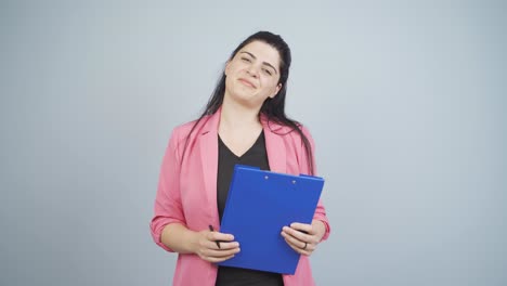 mujer de negocios cerrando el expediente positivamente.