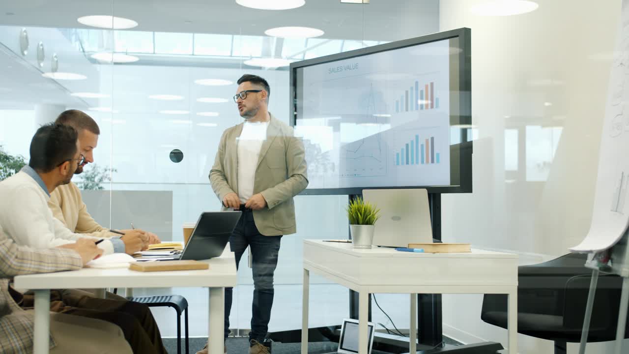 experto en negocios hablando sobre marketing en la oficina usando una pizarra digital