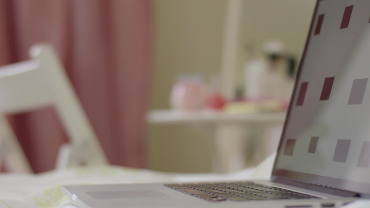 침실 의 테이블 에 있는 노트북