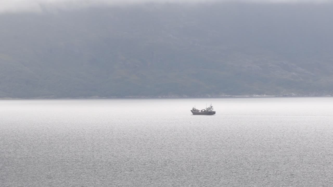 얼음 바다 해변에서 흐린 날