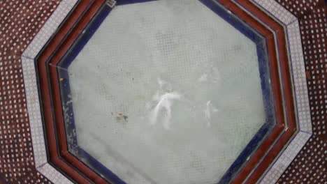 una elegante fuente que fluye con gracia en un tranquilo parque