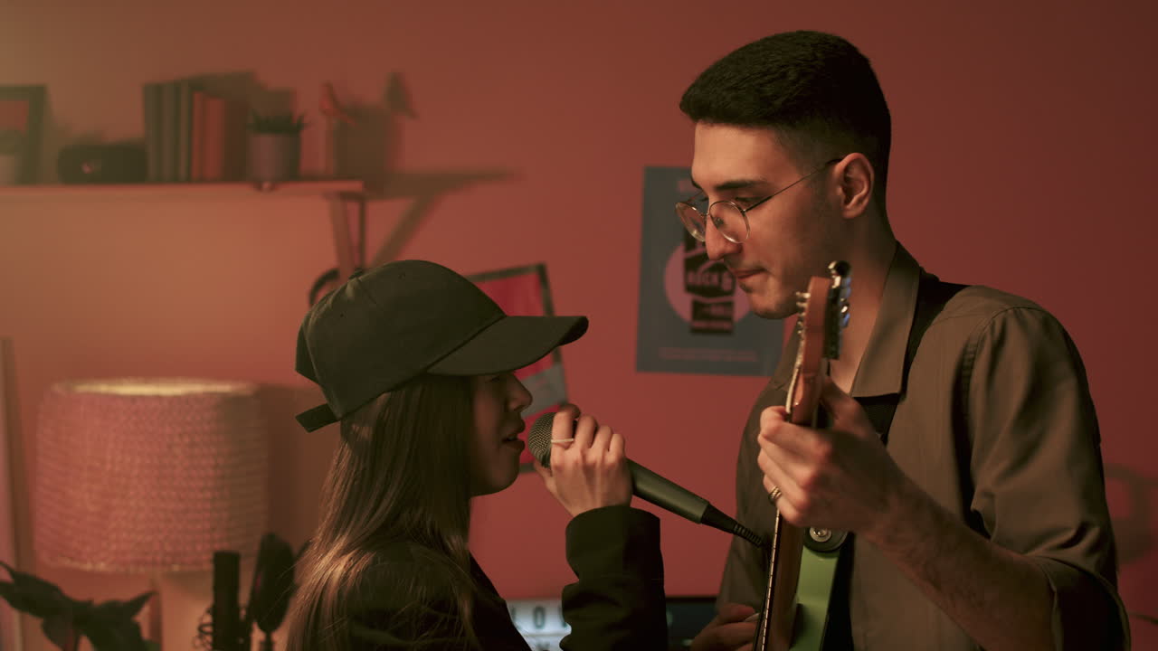 친구들이 실내에서 연습하고 있습니다.