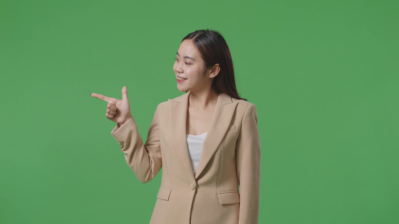 mujer en vestido de negocios señalando