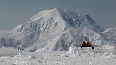 Zelt-Wird-Mit-Mt-Foraker-Aufgebaut