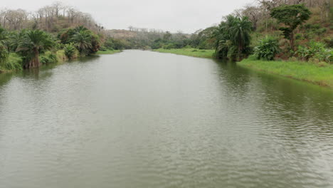 Viajando-Frente-A-Un-Río,-Represa-En-Un-Río-En-Angola,-áfrica-1