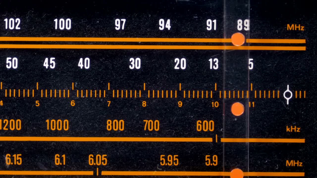 아날로그 라디오 다이얼 주파수를 빈티지 수신기의 스케일에 맞추기