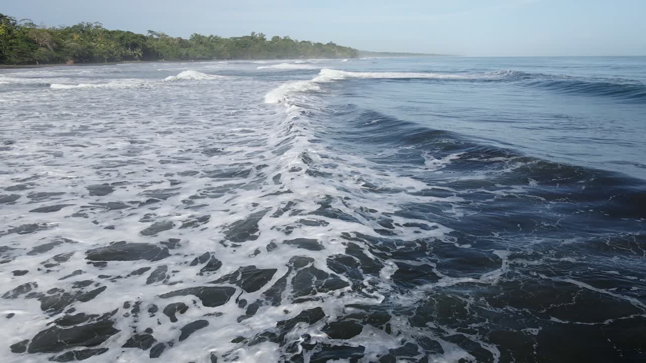 ola oceánica rompiendo frente a la cámara aérea en cámara lenta