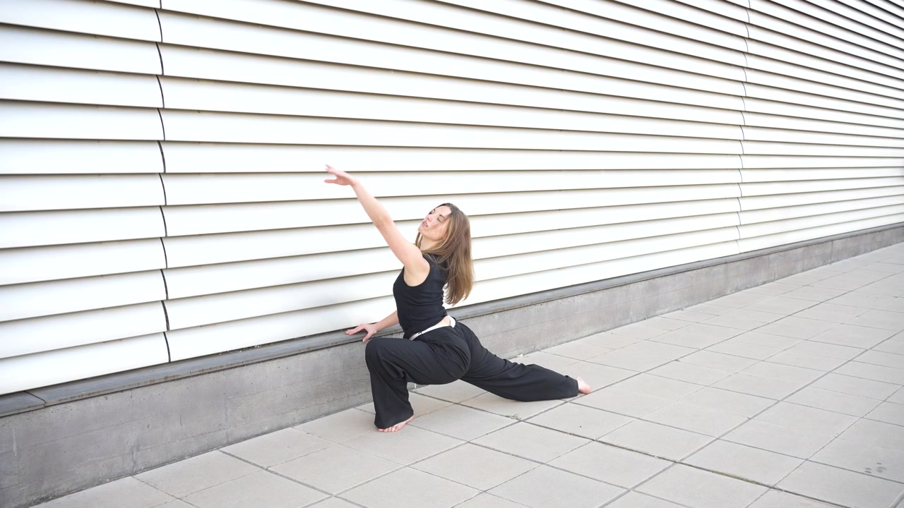 Serie di movimenti dinamici che esplora l'espressione della danza contemporanea e le forme di movimento artistico.