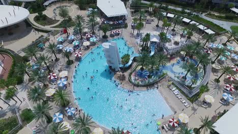 Vista-Aérea-De-La-Piscina-De-Olas-En-Universal&#39;s-Cabana-Bay-Beach-Resort-En-Orlando,-Florida