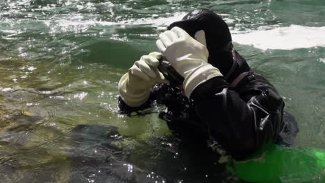 Buzo-Técnico-Femenino-De-Montaje-Lateral-Se-Prepara-En-Agua-Fría-Del-Río