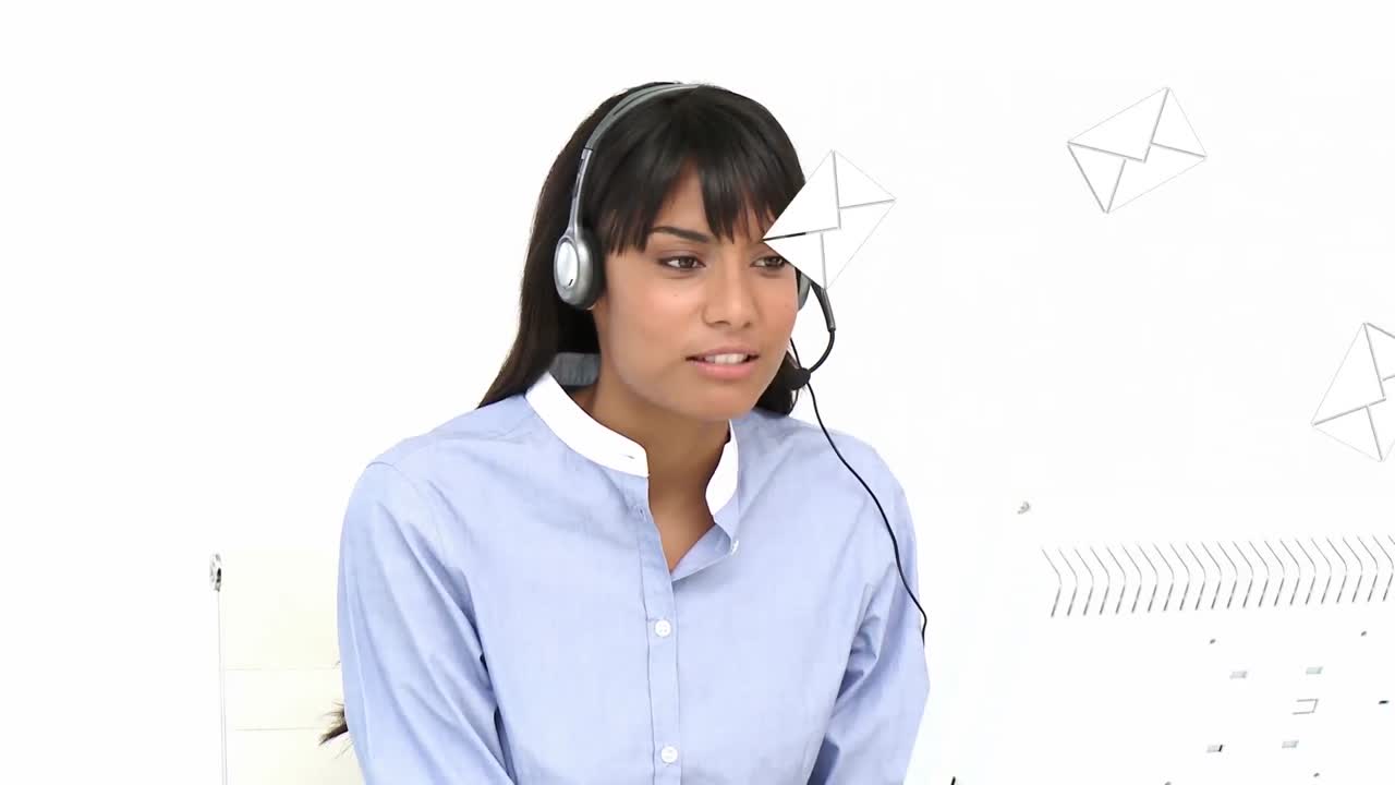 animación de iconos digitales sobre una mujer de negocios usando auriculares de teléfono