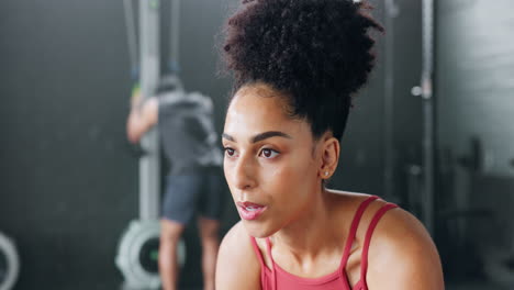 Frau,-Müde-Und-Trinkwasser-Beim-Training-Im-Fitnessstudio