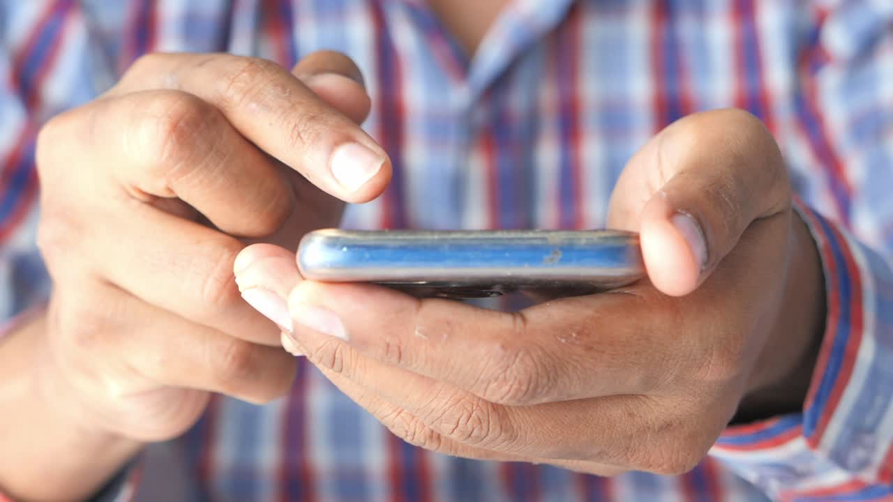 persona usando teléfono inteligente