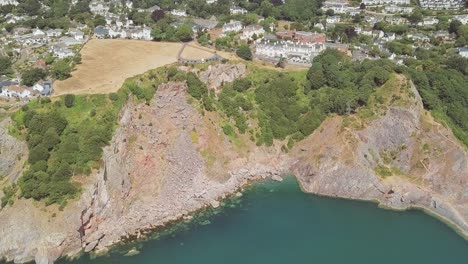toma aérea volando hacia un pequeño pueblo costero
