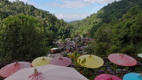 inclinación lenta hacia arriba sobre hermosos paisajes con coloridas sombrillas