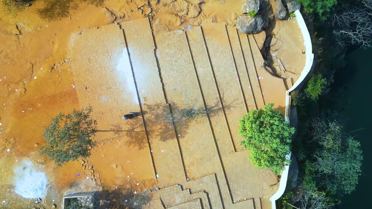 Rajdari and Devdari waterfalls are found in the Chandraprabha Wildlife Sanctuary