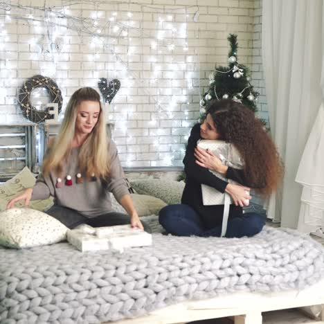amigos con cajas de regalos en casa