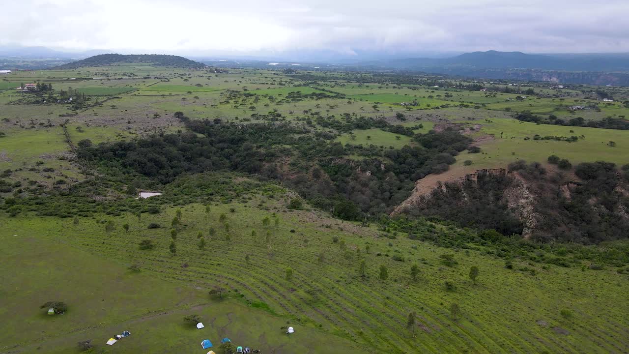 Vista aerea di un campeggio all'interno di un canyon a Hidalgo, Messico.