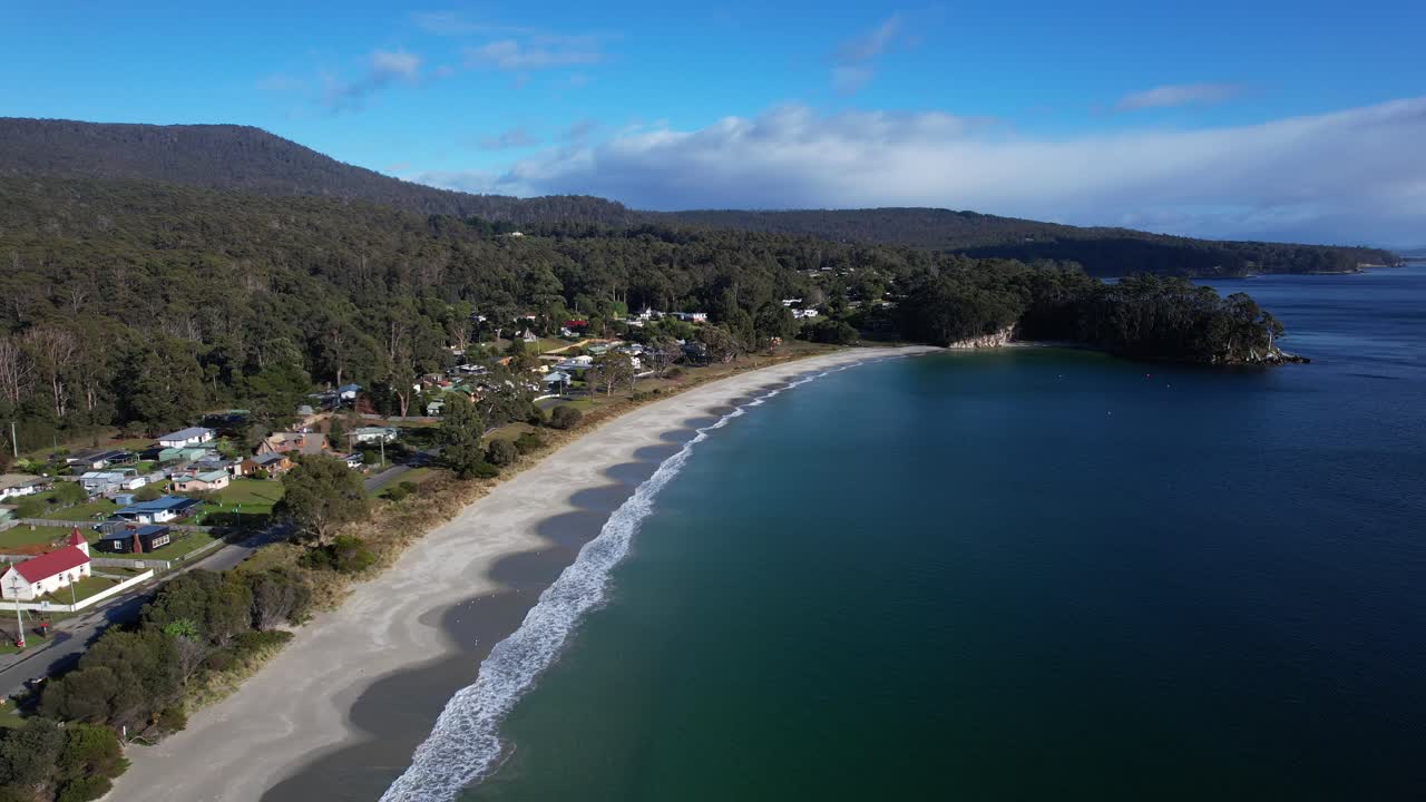Havbølger ved Adventure Bay Beach i Tasmania, Australia – Dronebilder ovenfra