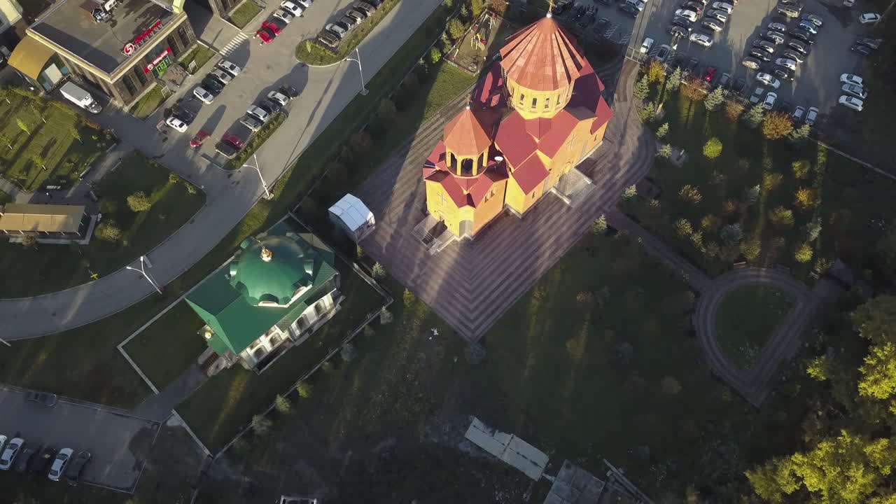 vista aérea de una iglesia y un centro comercial