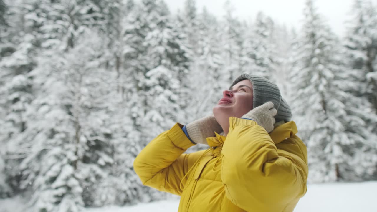 Donna che si gode una giornata nevosa nel bosco