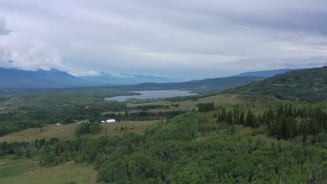 Ein-Ruhiger-Rückzugsort-Im-Bulkley-Valley:-Inmitten-Von-Ackerland-Und-Bergblicken-In-Der-Nähe-Von-Smithers,-BC